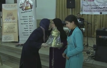 الاستاذة نعيمة البويغرمني ممثلة مجلس جهة الرباط لحظة تكريم السيدة فاطنة أزناناك بحفل الأمومة 